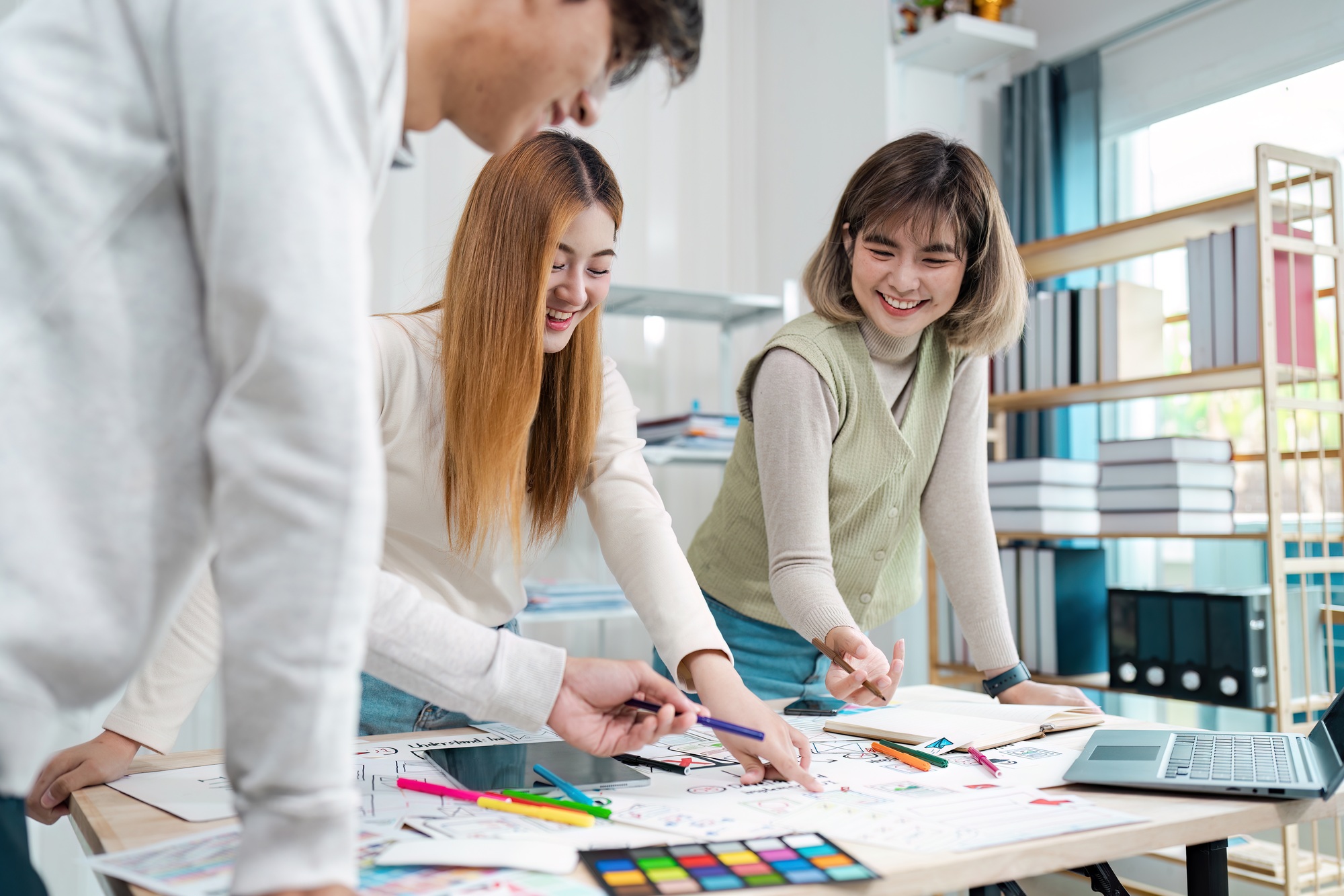 team of UI UX web designer are working together to develop mobile responsive websites with UI UX